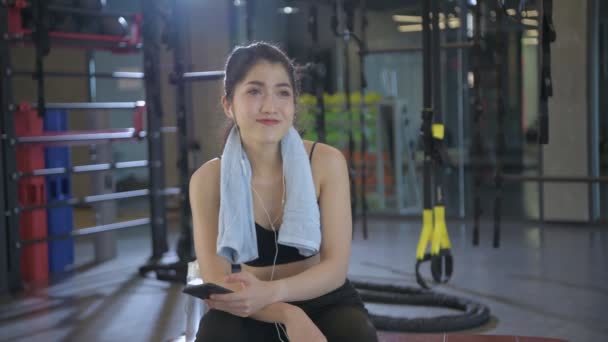 Концепція придатності 4k Resolution. Азійські молоді жінки відпочивають у спортзалі.. — стокове відео