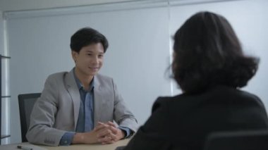 4k Kararlılığın iş konsepti. Asyalı erkekler ofiste başarılı müzakerelerden memnunlar..