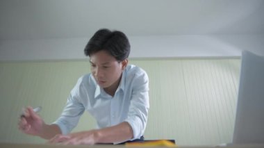 4k Kararlılığın iş konsepti. Asyalı adamlar ofiste çok yoğun çalışıyorlar..