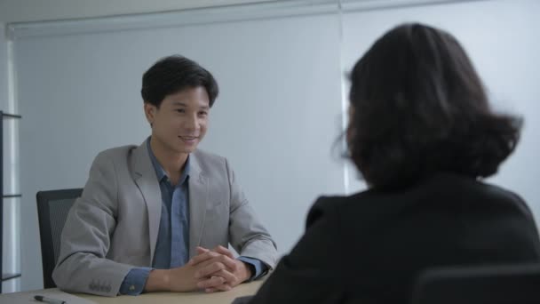 Affärsidé Resolution Asiatiska Män Glada Över Framgångsrika Förhandlingar Ämbetet — Stockvideo