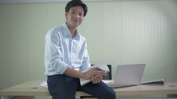 Konsep Bisnis Resolusi Pria Asia Bertemu Dengan Karyawan Kantor — Stok Video