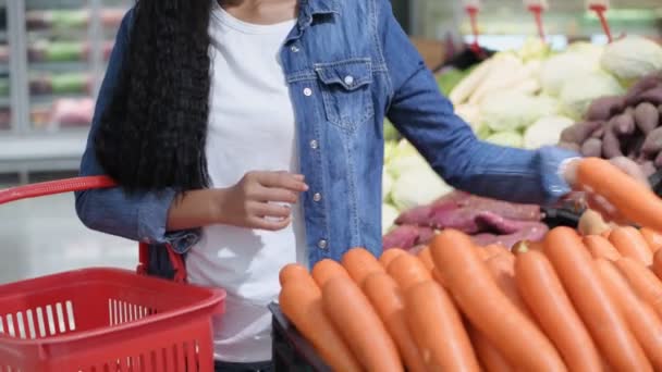 Концепция универмага 4k Resolution. Азиатки покупают овощи в торговом центре. — стоковое видео