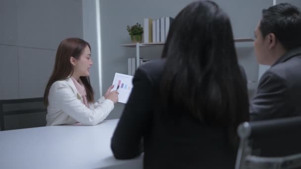 Conceito Negócio Resolução Mulheres Asiáticas Apresentando Plano Marketing Uma Sala — Vídeo de Stock