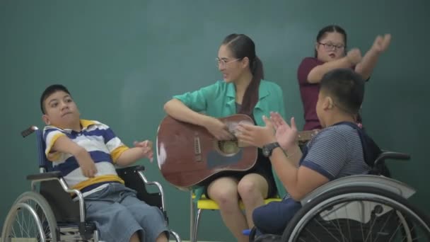 4K分辨率的教育概念 那位老师正在教室里弹奏音乐 以此来治疗残疾儿童的智力问题 — 图库视频影像