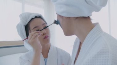 Spa konsepti 4k Çözünürlük. Kızı yatak odasındaki annesine yüz maskesi takıyormuş..