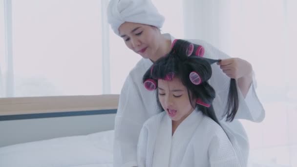 Spa Konsepti Çözünürlük Annem Yatak Odasında Saçını Tarıyor — Stok video