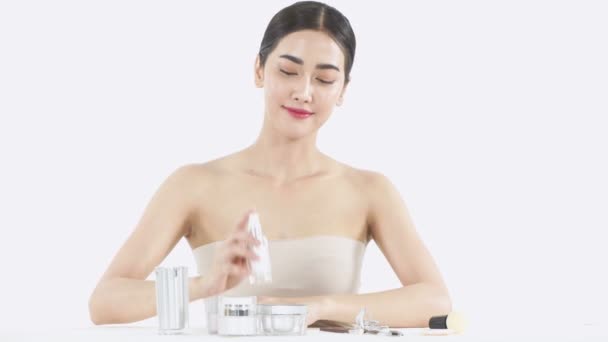 Concept Beauté Résolution Jeune Femme Asiatique Appliquant Crème Sur Son — Video