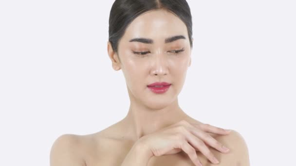 Skönhetskoncept Upplösning Ung Asiatisk Kvinna Masserar Runt Ögonen Vit Bakgrund — Stockvideo
