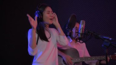 4k Çözünürlük ses kaydı konsepti. Genç sanatçı ikilisi stüdyoda şarkı söylüyor..