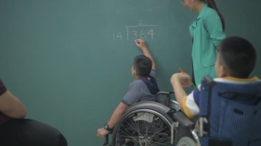 Eğitim konsepti 4k Kararlılık. Asyalı çocuk tahtada matematik problemleri çözüyor.