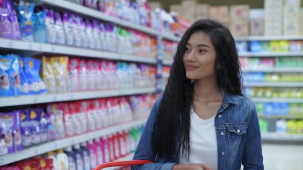 4k解像度のショッピングコンセプト。ショッピングモールでアジアの女性. — ストック動画