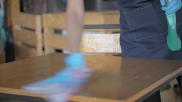대한민국의 보물제 지정되어 직원들 가게의 테이블을 청소하고 있습니다 — 비디오