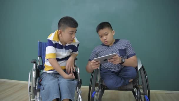 Eğitim Konsepti Kararlılık Engelli Çocuklar Tabletle Oyun Oynuyorlar — Stok video