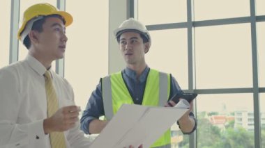 4k Kararlılığın iş konsepti. Mühendisler birlikte çalışmayı planlıyorlar..