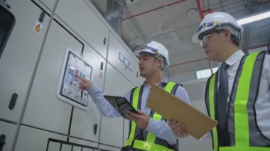Mühendislik konsepti 4k Çözünürlük. Çalışan jeneratörü kontrol ediyor..