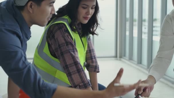 Geschäftskonzept Der Auflösung Ingenieure Machen Brainstorming Bei Einem Meeting — Stockvideo