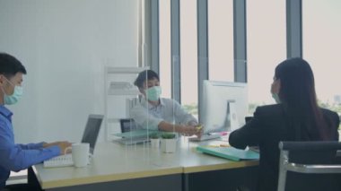 4k Kararlılığın iş konsepti. Ofiste birlikte çalışan bir iş adamı ekibi..