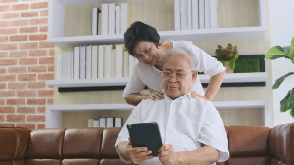 Family Concept Resolution Asian Old Man Playing Tablet Home — Stock Video