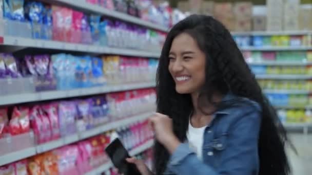 Department Store Concept Resolution Asian Girls Having Joyful Stroll Mall — Video