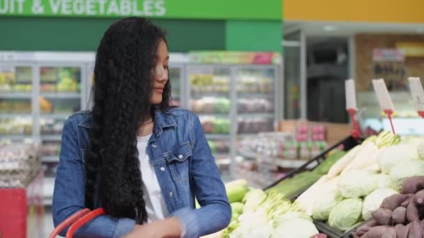 4K解像度のデパートの概念 アジアの女性はショッピングモールで野菜を買っています — ストック動画