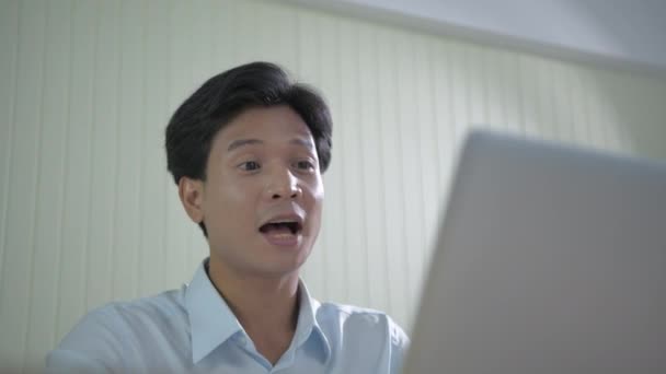 Konsep Bisnis Resolusi Pria Asia Berkomunikasi Menggunakan Komputer Kantor — Stok Video