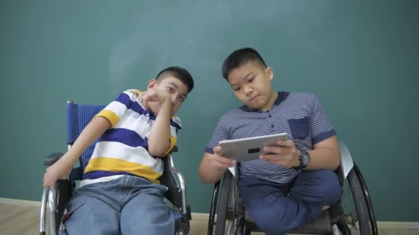 Concetto Educativo Risoluzione Bambini Con Disabilità Giocano Con Tablet — Video Stock