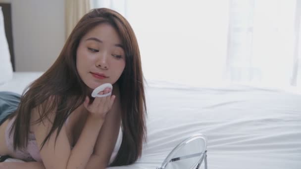 Schoonheidsconcept Van Resolution Aziatische Meisjes Make Het Bed Slaapkamer — Stockvideo