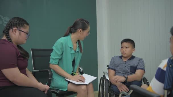 Bildungskonzept Der Auflösung Lehrer Und Kinder Mit Behinderungen Klatschten Klassenzimmer — Stockvideo