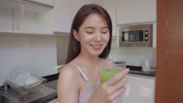 Gesundheitskonzept Der Auflösung Asiatische Mädchen Trinken Gesunde Obst Und Gemüsesäfte — Stockvideo