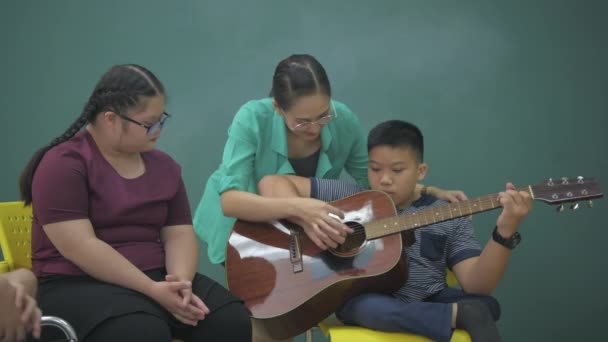 Conceptul Educație Rezoluției Profesorul Tratează Mințile Copiilor Dizabilități Cântând Muzică — Videoclip de stoc