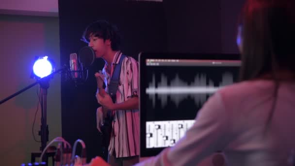 Çözünürlük Ses Kaydı Konsepti Sanatçı Stüdyoda Müzik Kaydediyor — Stok video