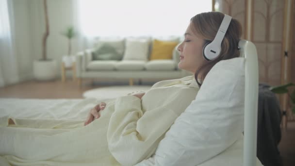 Hamile Kadın Konsepti Kararlılık Asyalı Kızlar Yatak Odalarında Müzik Dinleyerek — Stok video