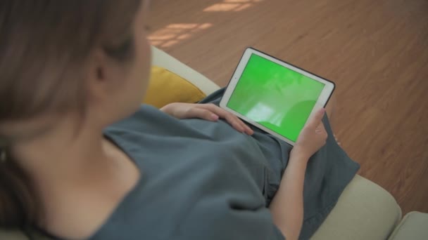 Schwangere Konzept Der Auflösung Asiatisches Mädchen Spielt Tablet Wohnzimmer — Stockvideo