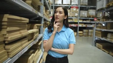 4k Kararlılığın iş konsepti. Asyalı kızlar depoda mal arıyorlar..