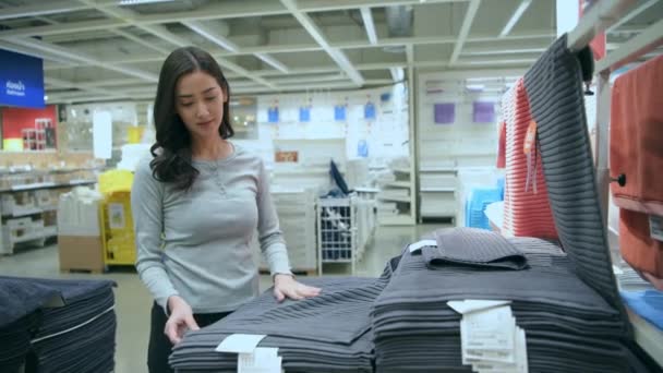 Bevásárlási Koncepció Felbontás Ázsiai Nők Lábtörlőt Vesznek Egy Bevásárlóközpontban — Stock videók