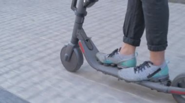 Enerji tasarruflu seyahat aracı konsepti 4k Çözünürlük. Kaldırımda motosiklet sürerken yakın plan..