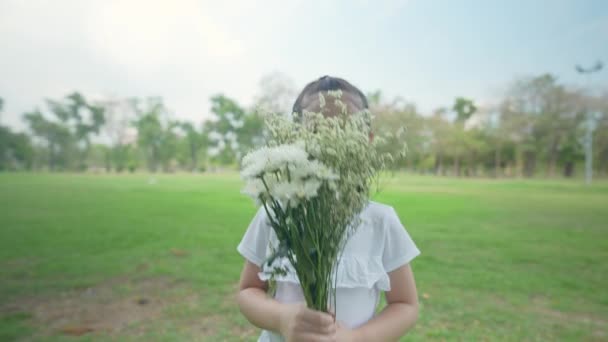 Concept Vacances Résolution Fille Souriait Vivement Dans Jardin — Video