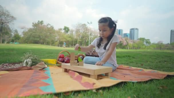 Conceito Férias Resolução Menina Brincando Sozinha Jardim — Vídeo de Stock