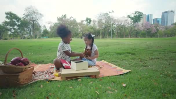 Conceito Férias Resolução Meninas Lutam Por Bonecas Jardim — Vídeo de Stock