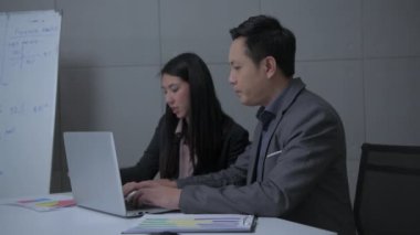 4k Kararlılığın iş konsepti. Ofiste sekreterlerle çalışan Asyalı iş adamları..