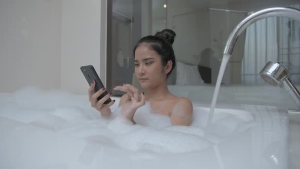 Concetto Salute Risoluzione Asiatico Ragazza Giocare Mobile Mentre Ammollo Bagno — Video Stock