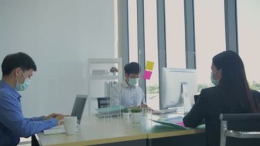 4k Kararlılığın iş konsepti. Ofiste birlikte çalışan bir iş adamı ekibi..