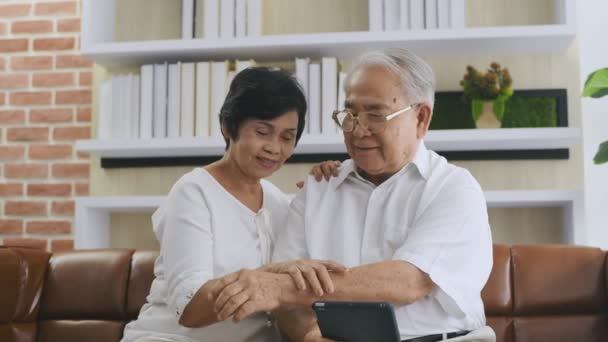 Rodzinna Koncepcja Rozdzielczości Azji Stary Człowiek Grać Tablet Domu — Wideo stockowe