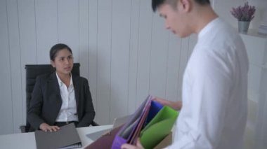 4k Kararlılığın iş konsepti. İşçi, müdür tarafından kovuldu..