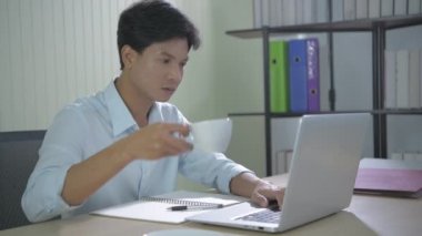 4k Kararlılığın iş konsepti. Asyalı adamlar ofiste çok yoğun çalışıyorlar..