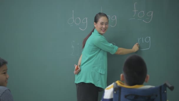 Koncepcja Edukacji Rozdzielczości Nauczyciel Uczy Dzieci Niepełnosprawne Literować Angielskie Słowa — Wideo stockowe