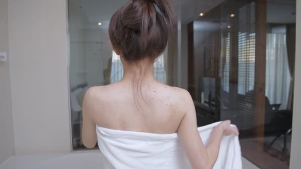4K分辨率的健康概念 亚洲女孩正准备在浴缸里洗澡 — 图库视频影像