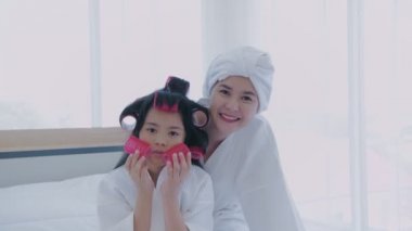 Spa konsepti 4k Çözünürlük. Annem yatak odasında saçını tarıyor..