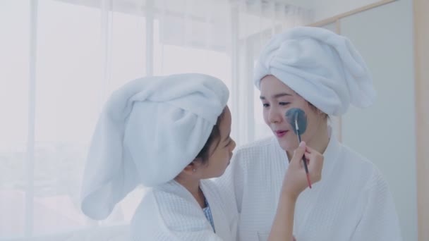 Spa Concept Van Resolutie Dochter Bracht Gezichtsmasker Aan Haar Moeder — Stockvideo