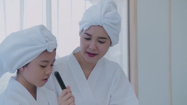 Spa Concept Van Resolutie Dochter Doet Make Voor Haar Moeder — Stockvideo